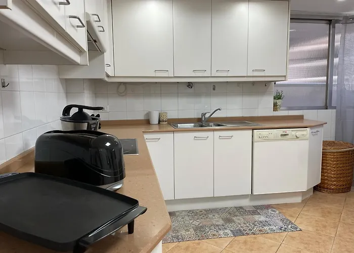 Amplio Piso Plaza America Βίγκο